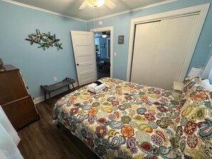 3 bedrooms, iron/ironing board, internet, bed sheets - Key Lime Lounge steps from the beach! (Folly Beach)