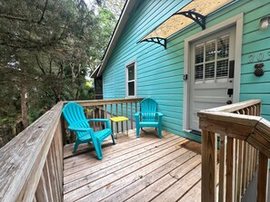 Property grounds - Key Lime Lounge steps from the beach! (Folly Beach)