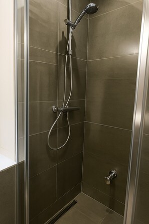 Dusche, Haartrockner, Handtücher, Seife