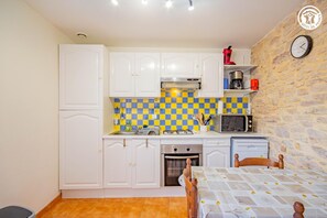 Microwave, oven, dishwasher, highchair - Le Remignotin - REMIGNY (REMIGNY)