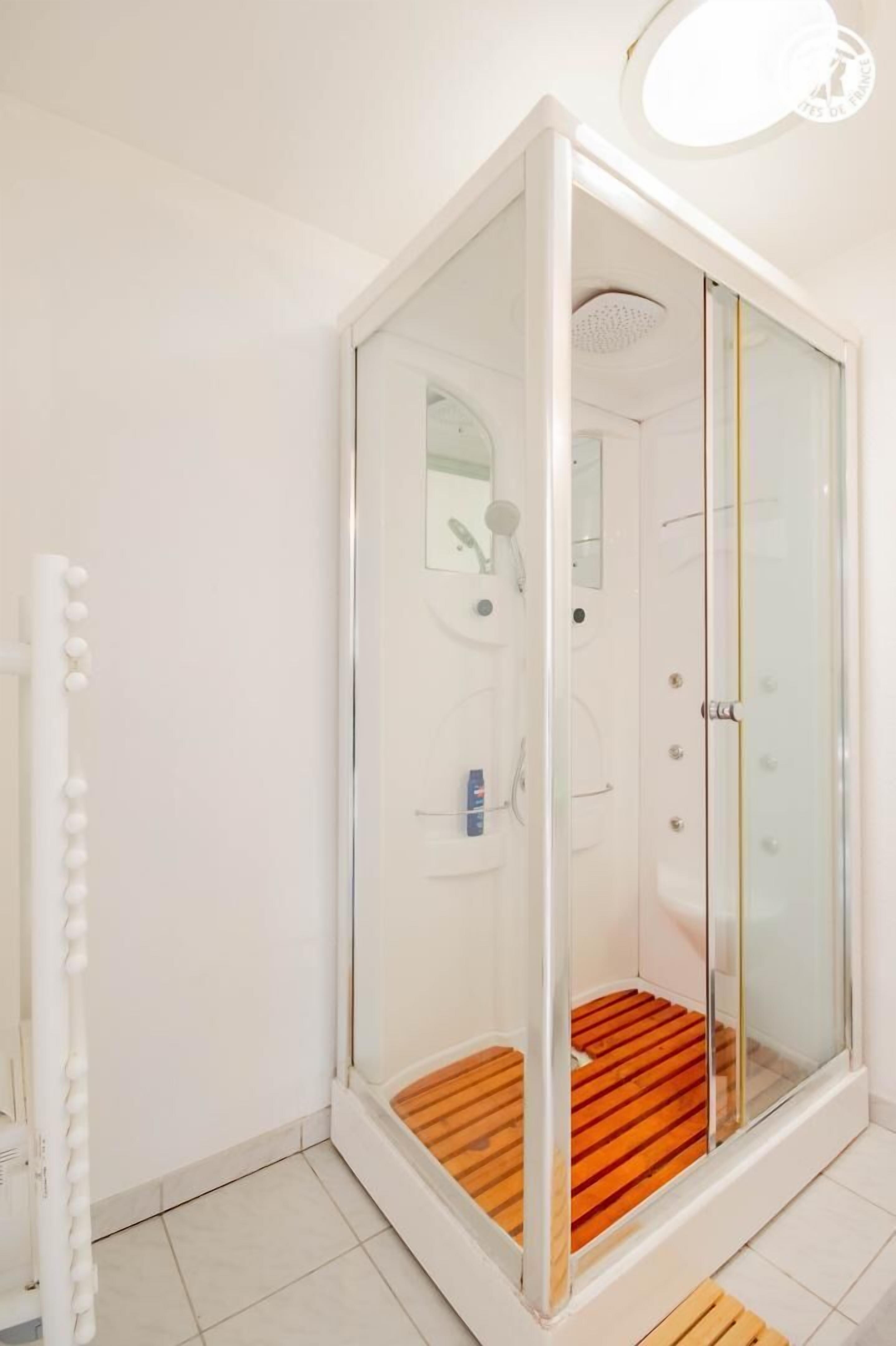 Een douche, handdoeken