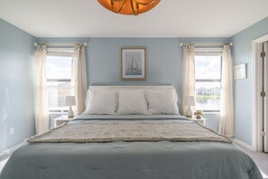 5 bedrooms, desk, WiFi, bed sheets