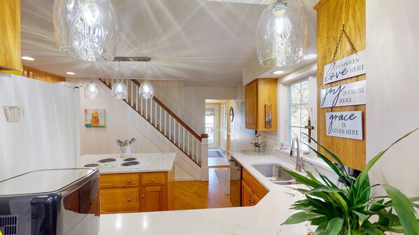 Interior - 720 Jamine Ave. Spacious Cottage in Quiet Area Near the Pool and Pickleball! (Lakeside)