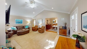 TV - 720 Jamine Ave. Spacious Cottage in Quiet Area Near the Pool and Pickleball! (Lakeside)