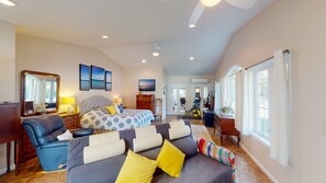 4 bedrooms, WiFi - 720 Jamine Ave. Spacious Cottage in Quiet Area Near the Pool and Pickleball! (Lakeside)