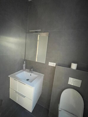 Suihku, hiustenkuivaaja, pyyhkeet, saippua