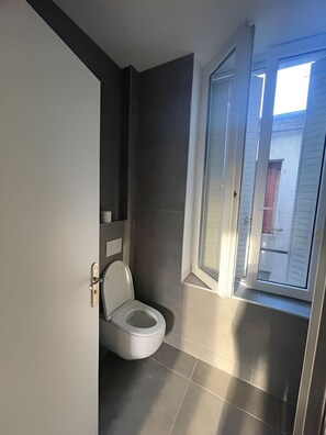 Dusch, hårtork, handdukar och tvål