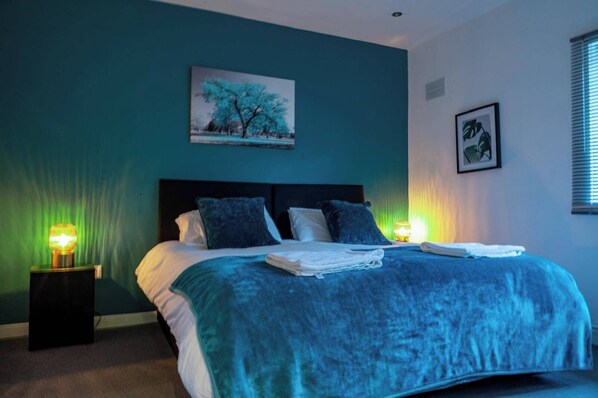 House | 4 bedrooms, iron/ironing board, free WiFi, bed sheets - 4br-sleeps8-privategarden-freeparking (Nottingham)
