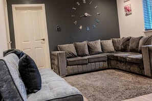 TV - 4br-sleeps8-privategarden-freeparking (Nottingham)