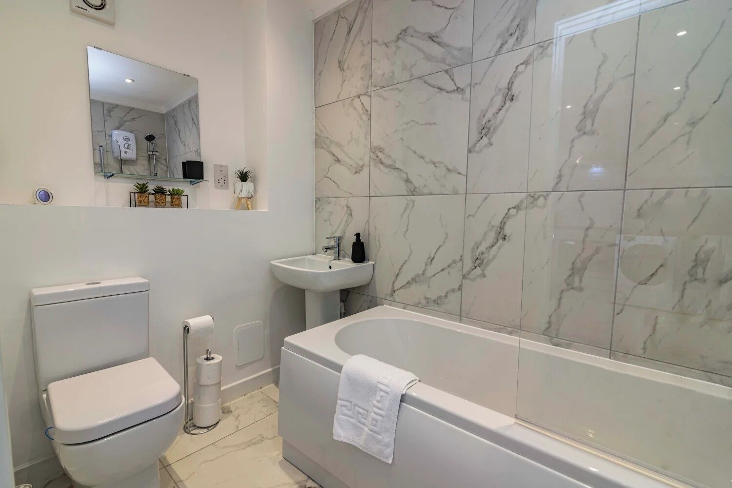 House | Bathroom | Combined shower/tub, deep soaking tub, free toiletries, hair dryer