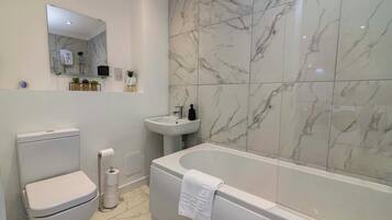 Ferienhaus | Badezimmer | Duschwanne, Komfortbadewanne, kostenlose Toilettenartikel, Haartrockner