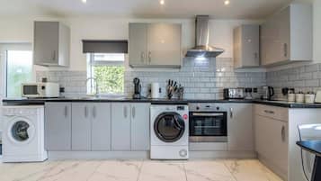 House | Private kitchen | Fridge, microwave, oven, stovetop