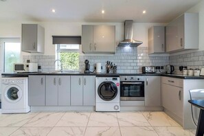 House | Private kitchen | Fridge, microwave, oven, stovetop - 4br-sleeps8-privategarden-freeparking (Nottingham)