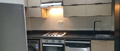 Réfrigérateur, un four, surface de cuisson, lave-vaisselle