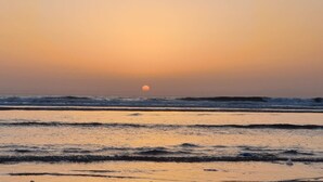 A sunset over the ocean with waves and a clear sky. - Apartment Bab Andalous III Tanger (Tanger)