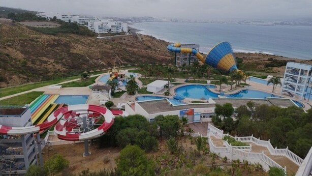 A water park with multiple slides and pools, surrounded by hills and a beach. - Apartment Bab Andalous III Tanger (Tanger)