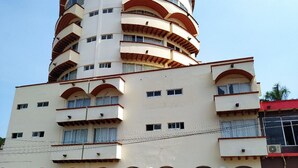 Un edificio de varios pisos con balcones y ventanas de arco.