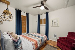 2 bedrooms, desk, iron/ironing board, WiFi