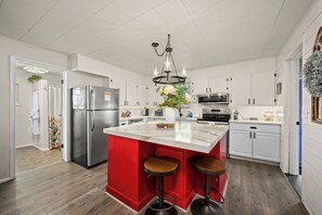 冰箱、微波炉、烤箱、炉灶