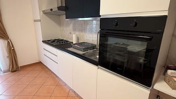 Kühlschrank, Ofen, Herdplatte, Wasserkocher mit Kaffee-/Teezubehör