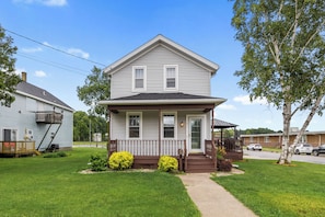 Exterior - Elkhart Lake, WI home close to lake, downtown, and Road America racetrack (Elkhart Lake)