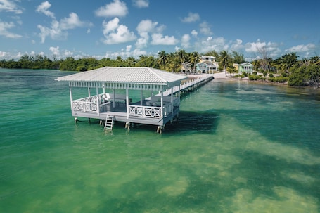 Muelle. Belize Reef Escape