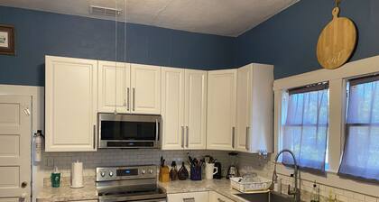 Cozy downtown Dade City cottage. Pet friendly.