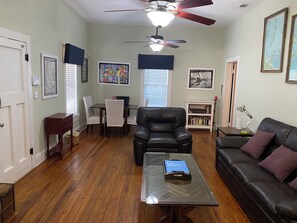 Living area - Cozy downtown Dade City cottage. Pet friendly.  (Dade City)