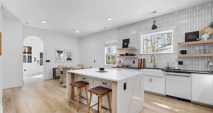 Low Country Lux | Pool, Pickleball, Golf Cart to Beach