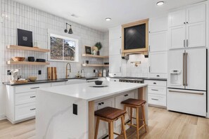 Een koelkast, een microgolfoven, een oven, een kookplaat