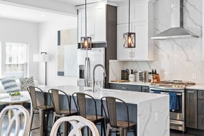 Microondas, horno, placa de cocina, lavavajillas