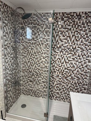 Dusche, Haartrockner, Bidet, Handtücher