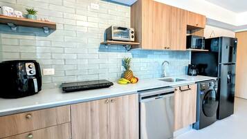 Réfrigérateur, micro-ondes, plaque de cuisson, lave-vaisselle