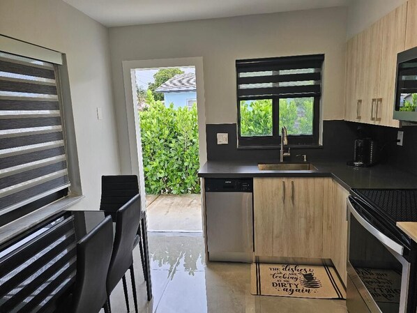 Private kitchen - Charming 2-bedroom apartment in terrific Hollywood with AC, WiFi (Hollywood)