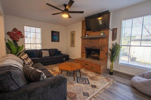 The Wonder Inn - Sleeps 11 near TCU