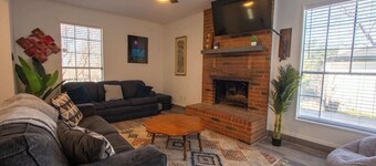 The Wonder Inn - Sleeps 11 near TCU