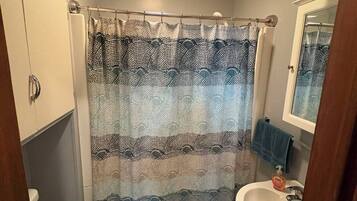 SĂšche-cheveux, serviettes fournies, savon, shampoing