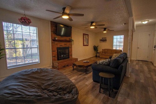 Spacious Stay for 16 - Central Fort Worth