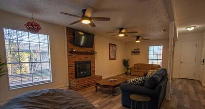 Spacious Stay for 16 - Central Fort Worth