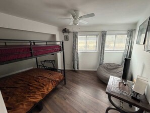 3 chambres, fer et planche à repasser, Wi-Fi, draps fournis