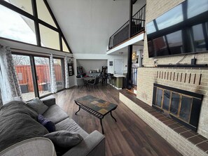 Télévision, cheminée, jeux vidéo, livres