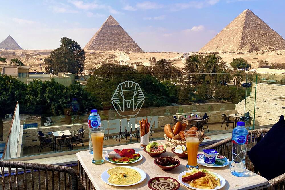 Nemes Pyramids View INN