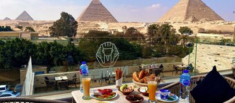 Nemes Pyramids View INN 