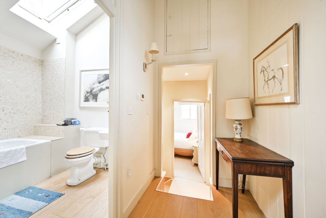 Sèche-cheveux, serviettes fournies, shampoing, papier toilette