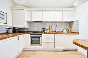 Frigorífico, microondas, horno y lavavajillas