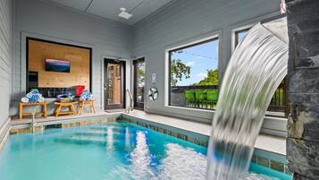 Una piscina cubierta, una piscina climatizada