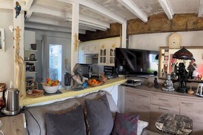 Télévision, livres, chaîne hi-fi