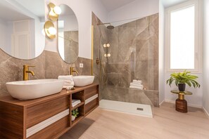 Dusche, kostenlose Toilettenartikel, Haartrockner, Bidet