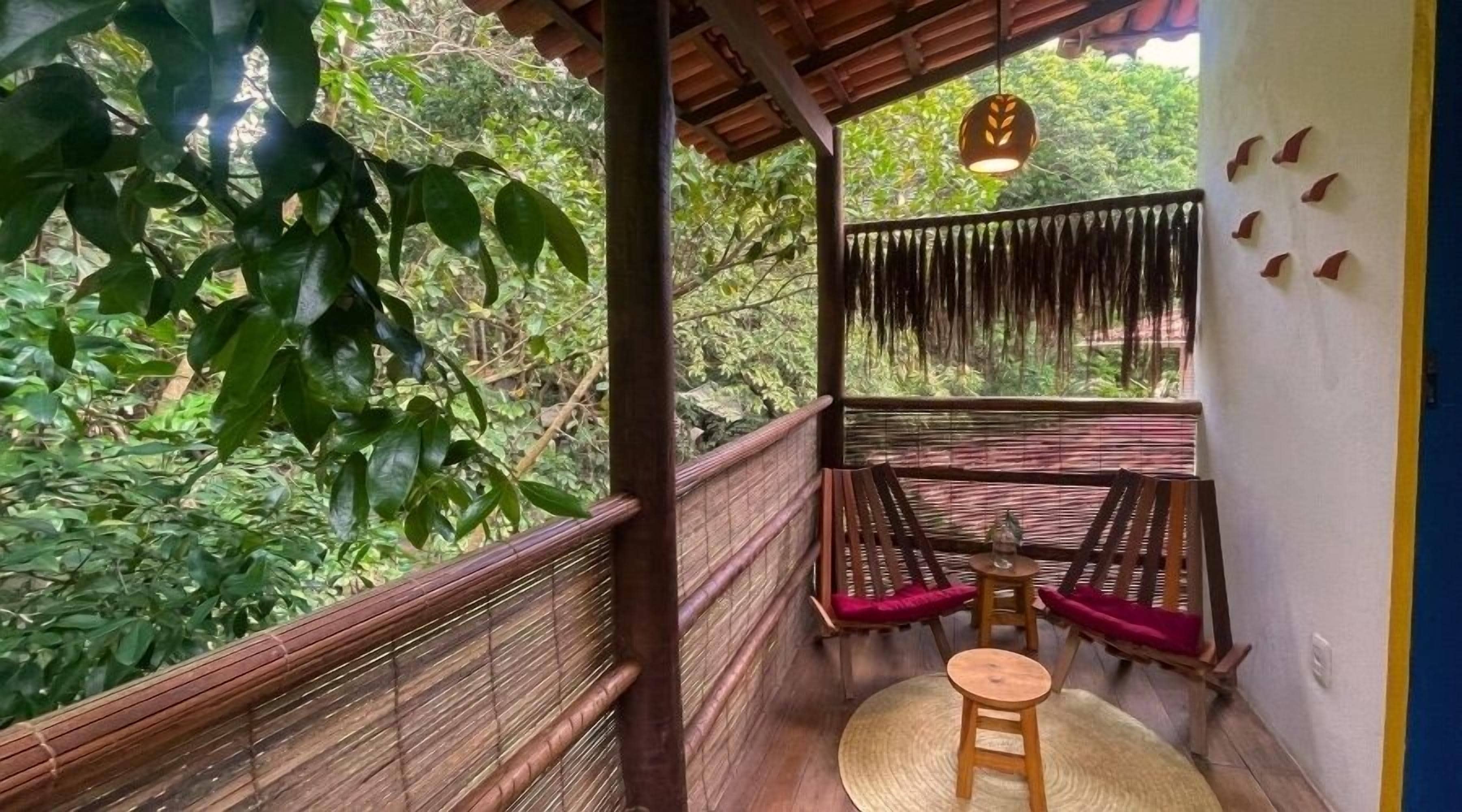 Suíte superior, 1 cama de casal, sacada, vista para o jardim | Varanda coberta