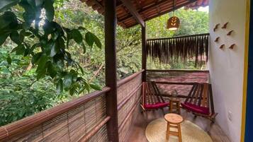 Suíte superior, 1 cama de casal, sacada, vista para o jardim | Varanda coberta